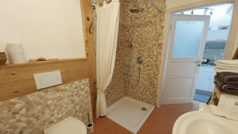 Vintage Bad mit Regendusche