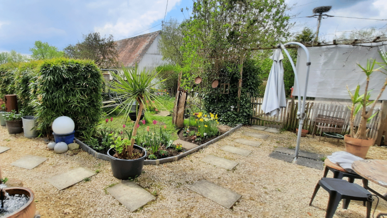 Gartenblick mit Sicht auf Storchennest